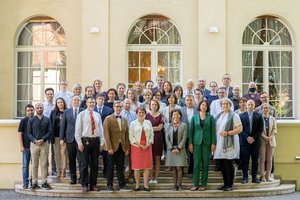 Zespół Instytutu Gospodarki Przestrzennej Grupa ludzi stojąca na schodach przed zabytkowym budynkiem