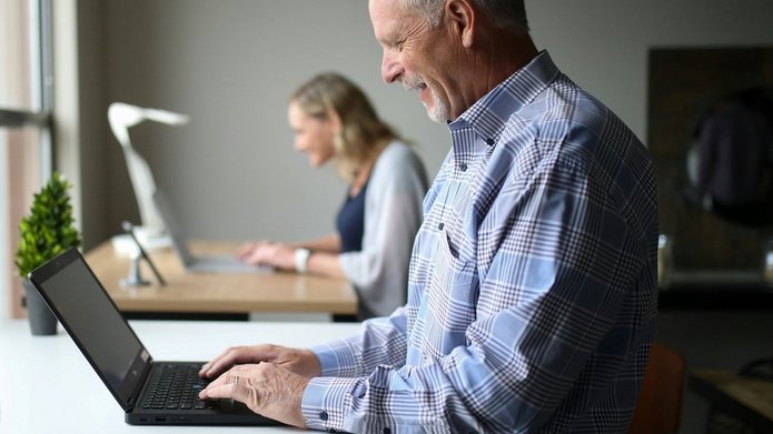 fot. TheStandingDesk/Unsplash Starszy pracownik