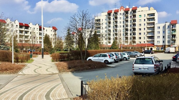 Zabudowa blokowa wokół placu na osiedlu mieszkaniowym