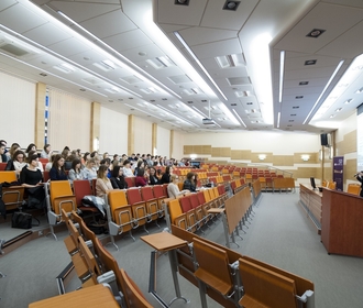 Studenci uczestniczący w zajęciach w budynku uczelni